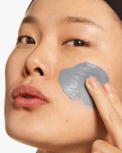 clinique all about clean™ 2-in-1 charcoal mask + scrub HOUTSKOOL MASKER & SCRUB IN 1 - ONTGIFTEND - ALLE HUIDTYPES