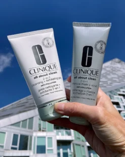 clinique all about clean™ 2-in-1 charcoal mask + scrub HOUTSKOOL MASKER & SCRUB IN 1 - ONTGIFTEND - ALLE HUIDTYPES